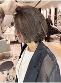 大人ナチュラルハイライト白髪ぼかし前髪長めショートボブ