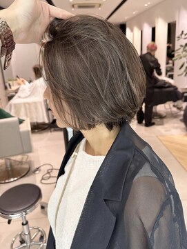 ステアケース ギンザセブン(stair:case ginza7) 大人ナチュラルハイライト白髪ぼかし前髪長めショートボブ