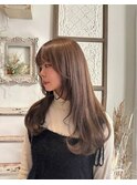 オリーブベージュ × ロングレイヤースタイル