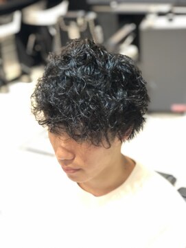 フランクスバーバー アンド ビアークラブ(FRANK'S BARBER and BEER CLUB) くせ毛風パーマショートレイヤーフェザーマッシュ