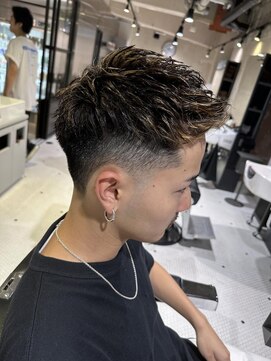 フランクス バーバー ウエストトウキョウ 吉祥寺店(FRANK’S BARBER WEST TOKYO) ツーブロックテーパーフェードハイライトアップバング