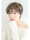 ベージュカラーの小顔ショート３　田原佐知子
