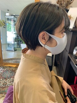 シー 岡崎(,SHE) まとまる小顔補正立体カットのショートヘア