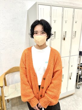 ヘアデザイン ソラ(Sola) 大人可愛い無造作ショートパーマ センターパート 黒髪暗髪