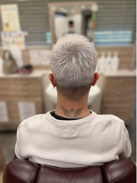 銀座マツナガ 神田店 ホワイトブリーチカラーハイライト短髪メンズアップバング爽やか