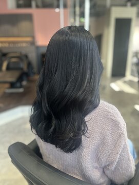 リーオオサカ(Lee Osaka) 暗髪×ブルーブラック×東芽生