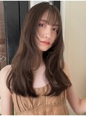 動くレイヤーカットと透明感のある柔らかいベージュカラー