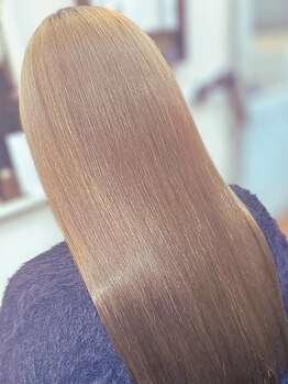 ファーストクラス 石井店の写真/ダメージ補修し髪本来の美しさへ。指通りの良さを実感し、思わず触れたくなる美髪へ導きます。