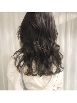 マウロア(MAULOA) “ふんわりミディ×ベビーブルージュ”中西英美子