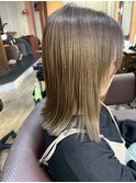 肩でふわっと外ハネ◎ハイライトが可愛いストレートミディ