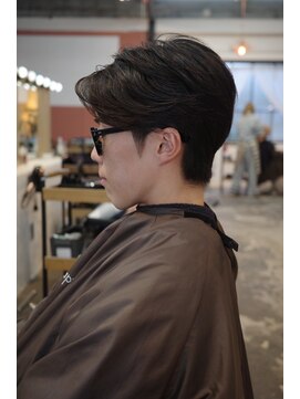 エディ(Edy) メンズセンターパートニュアンスパーマ刈り上げマッシュ