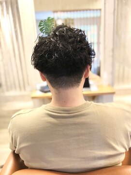 アンプリュス リアン(1+ Unplus lien) ツイストスパイラルパーマアップバングツーブロック刈り上げ