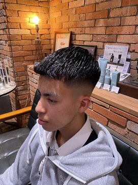 フォーコーナーズ(Four Corners) フェザーアップ／スキンフェード／バーバースタイル