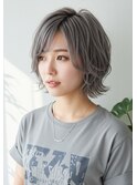 ホワイトブロンド/フェザーショート/外ハネボブモテヘア