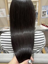 美髪矯正専用の薬剤を髪質に合わせて丁寧に塗布します。[塚口/髪質改善トリートメント/縮毛矯正/30代/40代]