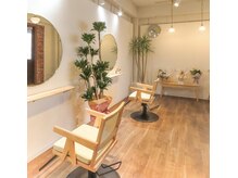 シー(SEA)の雰囲気（緊張感をときほぐす暖かみのある照明で爽やかな店内）
