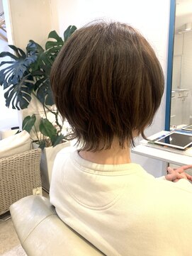 リス(lys) 外ハネ ショートボブ