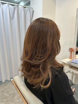 モナミ(mon amie) 大人ハイライトロングハイレイヤー前髪あり20代30代40代50代