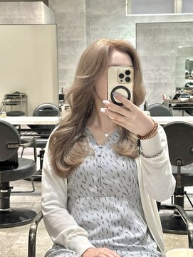 アンダーバーホワイト(_WHITE) レイヤーカット　ブリーチありベージュカラー　顔まわりカット