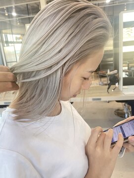 リア 布施店(Lia) ホワイトシルバー