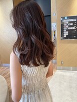 カミエ(kamie) ロングヘアを活かしたツヤ感のあるブラウンカラー