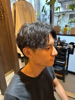 トニコ(toniko)&nbsp;ルーズパーマ×センターパート×刈り上げ×ビジネスヘア