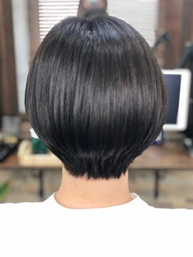 ハサミバイアトリエナガノ 千葉(8sami by atelier nagano) ショートボブ/センターパート/ツヤ髪/グラデーション/イヤリング