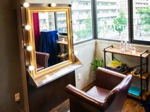 劇場のメイクアップルームのようなセット面で仕上げ