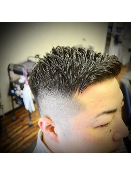 バーニーズ バーバークラブ(BARNEYS BARBER CLUB) 緩パンフェードスタイル