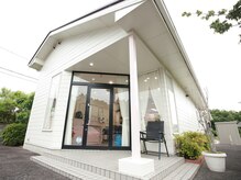 ぽ歩ビーアップ(Be-up)の雰囲気（自然が溢れる場所です♪白色の看板と外壁が目印です。）