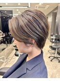 40代50代60代耳かけショート前髪なしハンサムショート白髪ぼかし