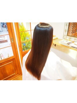 髪に潤い、ツヤを与える縮毛矯正【リペア】導入サロン☆更にダメージレスを強化した新しい薬剤を使用！！