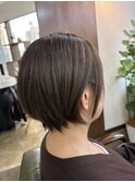 ショートボブ、オリーブ系カラー
