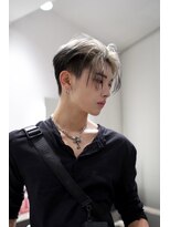 スキル ミナム 表参道(SKILL MiNam)&nbsp;前下がりセンターパート×ハイトーンカラー