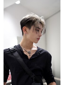 スキル ミナム 表参道(SKILL MiNam) 前下がりセンターパート×ハイトーンカラー