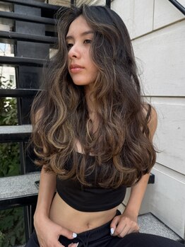 白髪も隠せる。海外風ハイブリーチハイライトで、透ける透明感と立体感を。