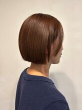 骨格と毛流れを計算したカット。ご自宅でも「サロンの仕上がり」が続く、再現性の高いスタイルをご提案。