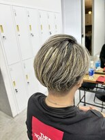 テラス トヨタ(Telasu Toyota) メンズの多め明るめホワイトメッシュカラーとセンターパート◎
