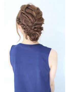 オーロ(ORO) ランダム編み込みアップスタイル