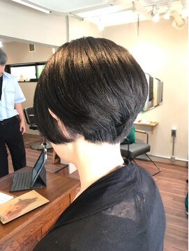 ヨナサン(Yona Saint) 女性のためのショートヘア。