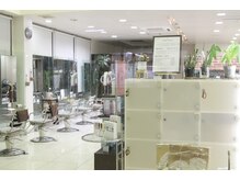 イン東京 弘前店の雰囲気（開放的な店内で、お客様同士の距離も十分取れております！）