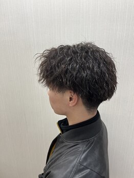 オフィスに合うナチュラルなメンズパーマから、ファッション性の高いツイストスパイラルパーマまで対応◎