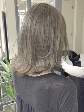 hair salon Heir【4月19日NEW OPEN(予定)】 ナチュラルに馴染むグレイカラーミディアムスタイル
