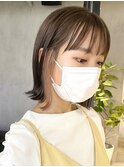 インナーカラー ハイトーンベージュ ボブ 長め 前髪あり