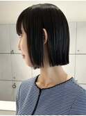 黒髪の映える切りっぱなしボブ
