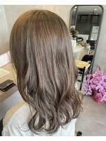 アチーブリス(achieve Liss)&nbsp;春カラーツヤ髪柔らかミルクティーベージュ ウェーブミディ