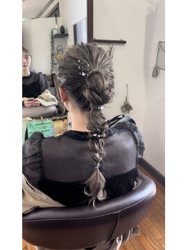 美容室 メザミー MESAMIES タイトポニーテールオリーブカラーお呼ばれ独自のヘアスタイル