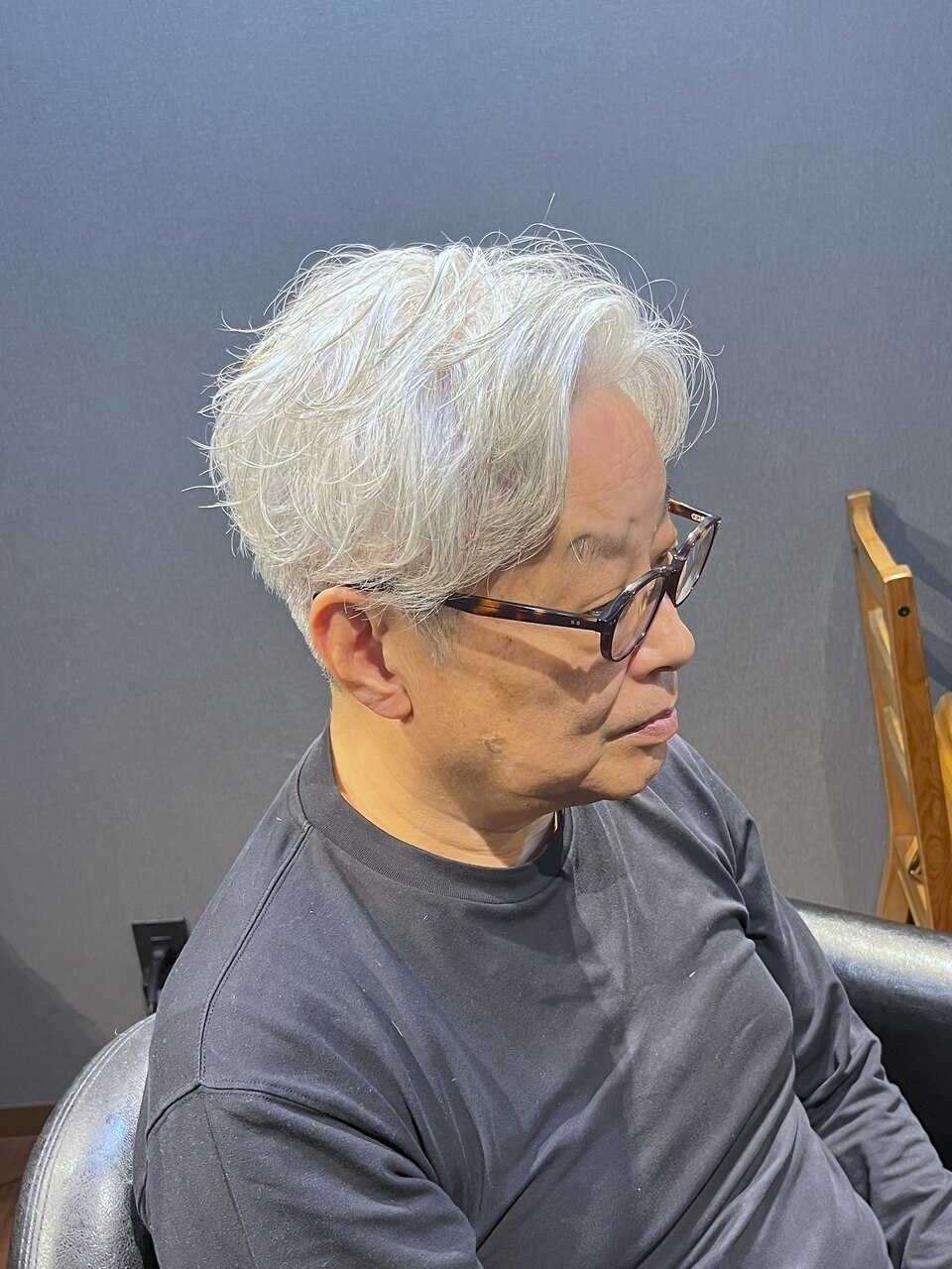 白髪のおっさん 白髪を活かす ビジネスツーブロックパーマ 50代60代：L208415602｜ビー