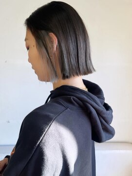 タヴィ(Tavi) インナーカラーの外ハネボブ/ボブヘア/くびれヘア