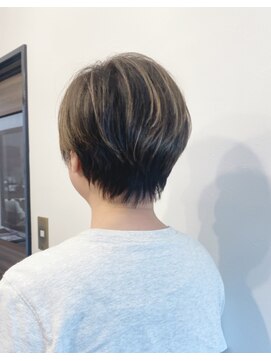 ショートカット＋白髪ぼかしハイライト